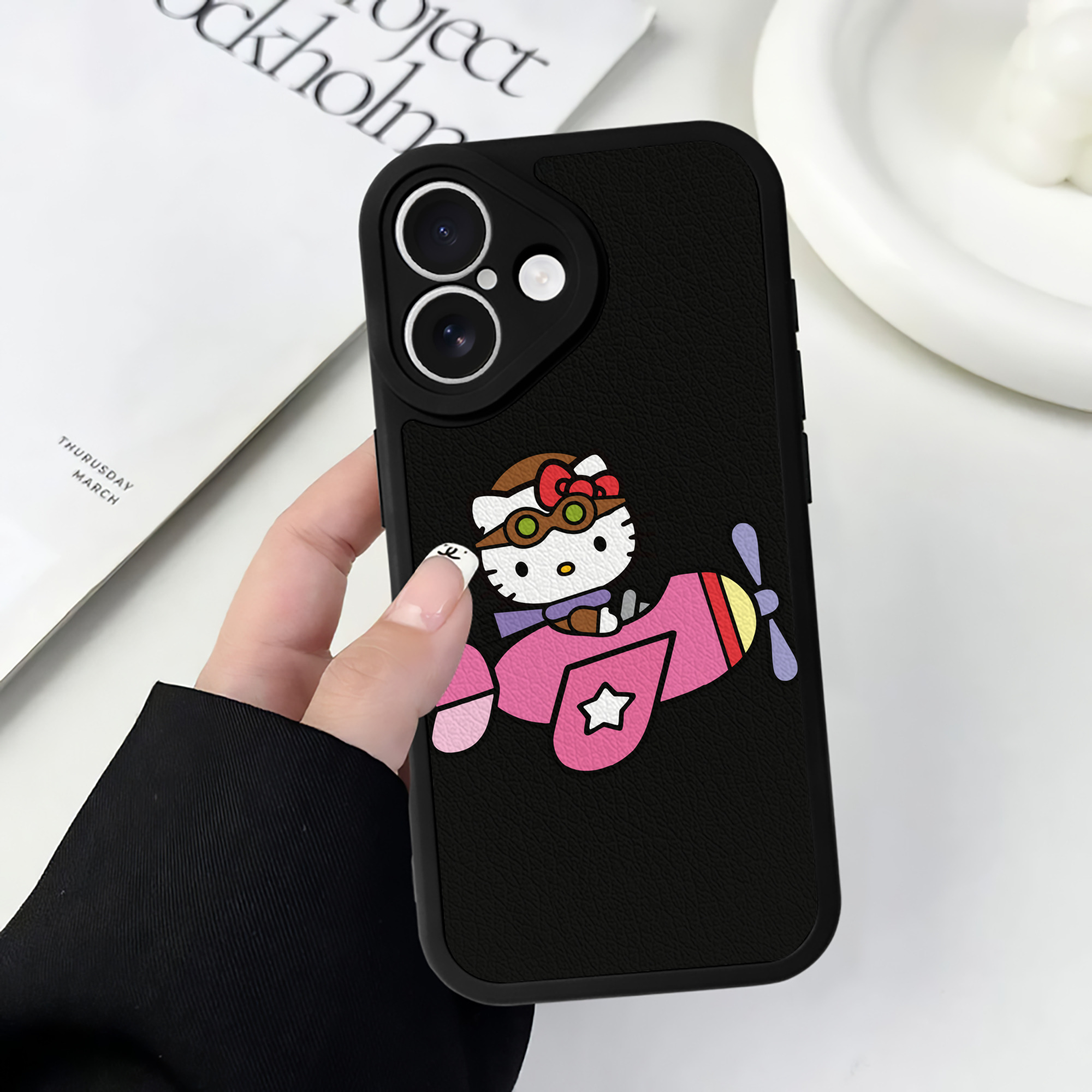 （画像用） Hello Kitty ハローキティ 【iPhone 16シリーズ対応】シリコンスマホケース（レザー調） 材質：シリコン